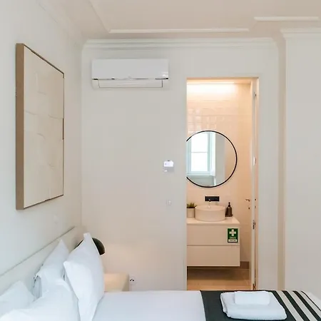 Elegant 1br Near Praca Comercio W/ Elevator And Ac Apartman