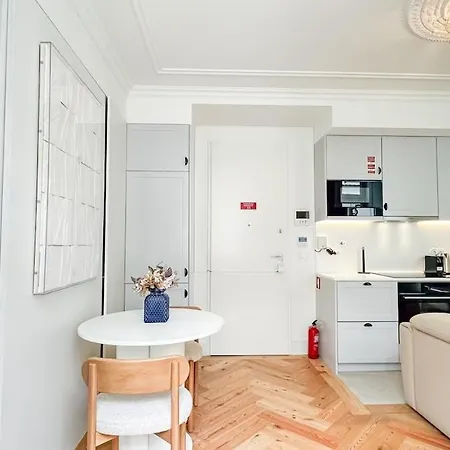 Apartman Elegant 1br Near Praca Comercio W/ Elevator And Ac