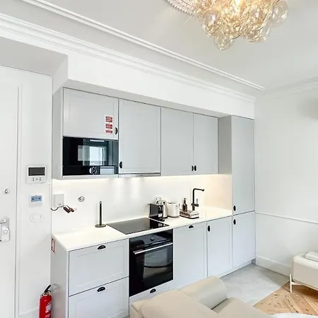 Elegant 1br Near Praca Comercio W/ Elevator And Ac