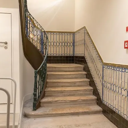 Elegant 1br Near Praca Comercio W/ Elevator And Ac Apartman *
