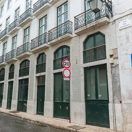 Elegant 1br Near Praca Comercio W/ Elevator And Ac Apartman